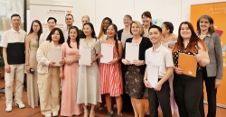 Internationale Kolping-Pflegeschule in Kempten verabschiedet 15 Azubis